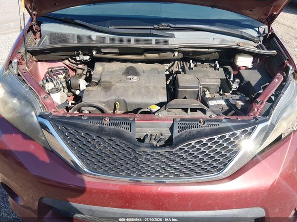 2013 TOYOTA SIENNA SE 8 PASSENGER