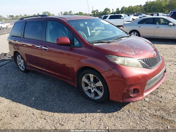 2013 TOYOTA SIENNA SE 8 PASSENGER