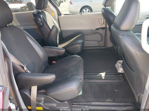 2013 TOYOTA SIENNA SE 8 PASSENGER