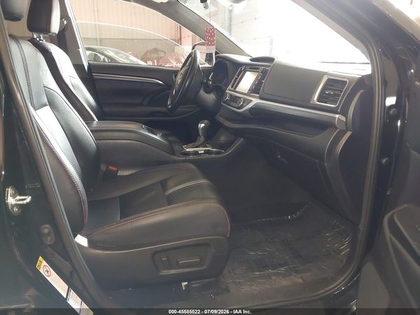 2019 TOYOTA HIGHLANDER SE