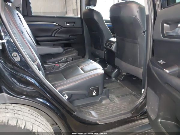 2019 TOYOTA HIGHLANDER SE