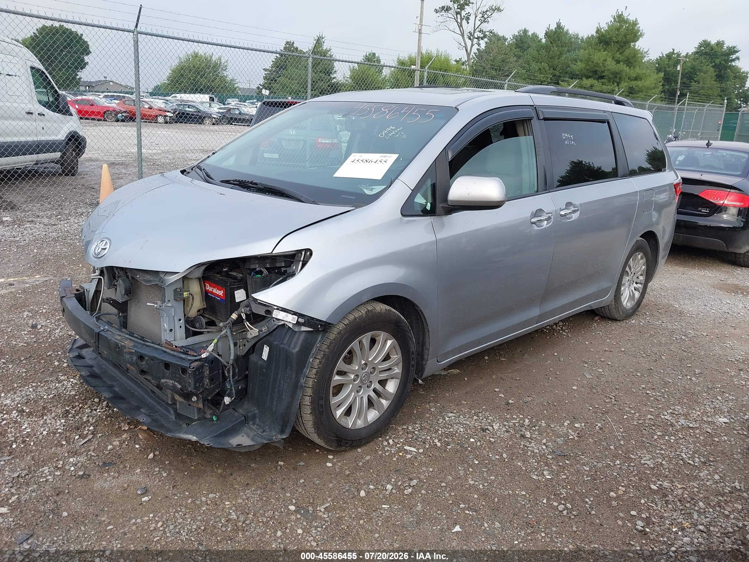 2017 TOYOTA SIENNA XLE PREMIUM 8 PASSENGER — I2