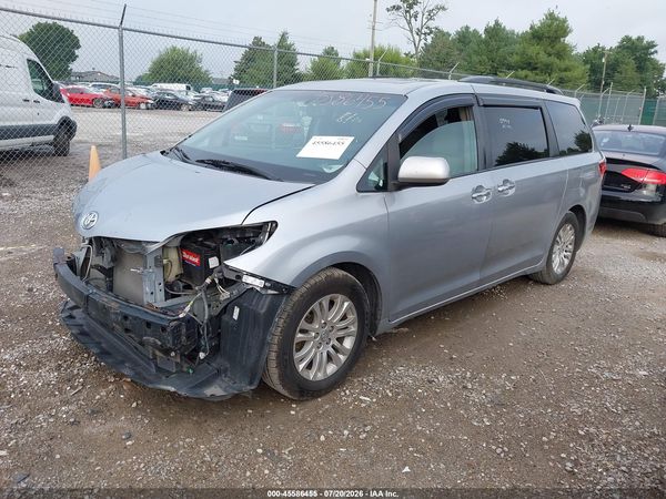 2017 TOYOTA SIENNA — I2