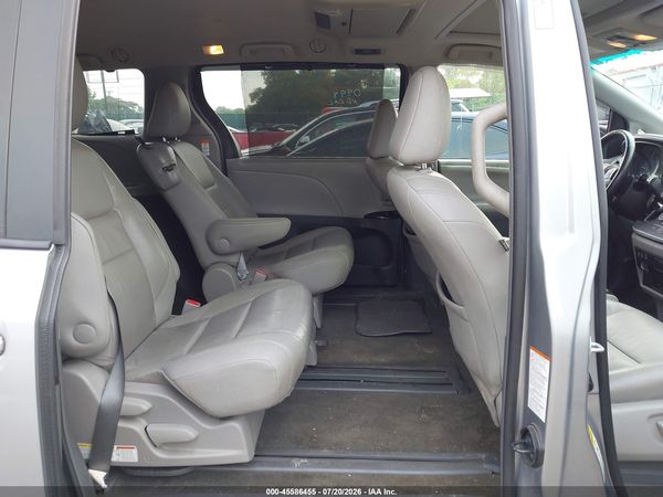 2017 TOYOTA SIENNA XLE PREMIUM 8 PASSENGER — I8