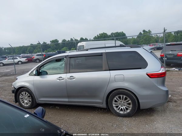 2017 TOYOTA SIENNA XLE PREMIUM 8 PASSENGER — I117