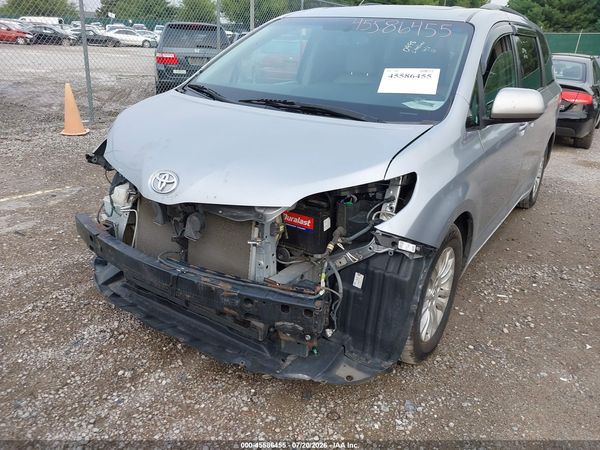 2017 TOYOTA SIENNA XLE PREMIUM 8 PASSENGER — I152