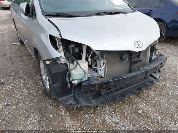 2017 TOYOTA SIENNA XLE PREMIUM 8 PASSENGER — I154