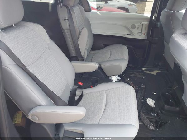 2026 TOYOTA SIENNA LE — I8
