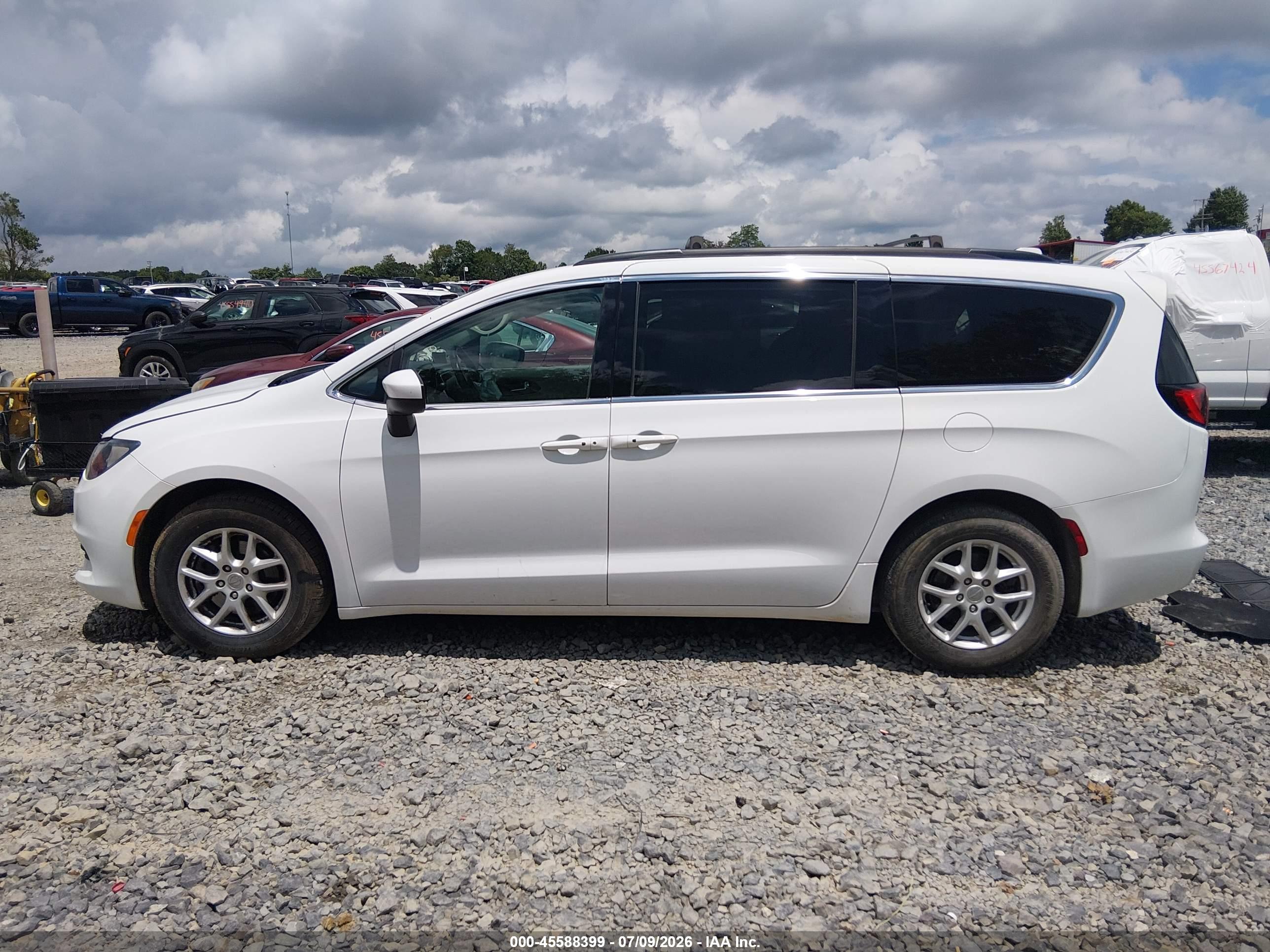 2020 CHRYSLER VOYAGER LXI