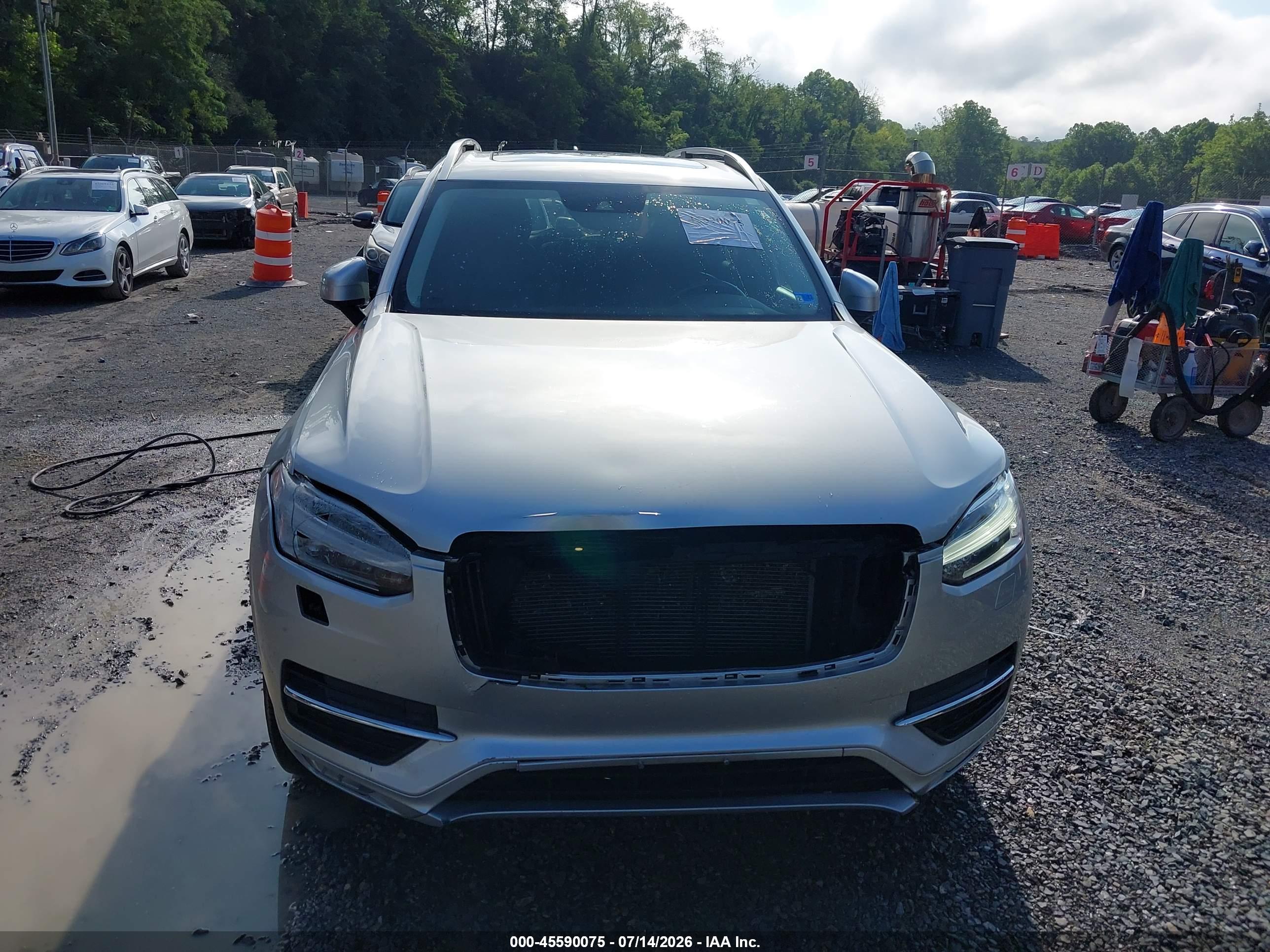 2018 VOLVO XC90 Momentum