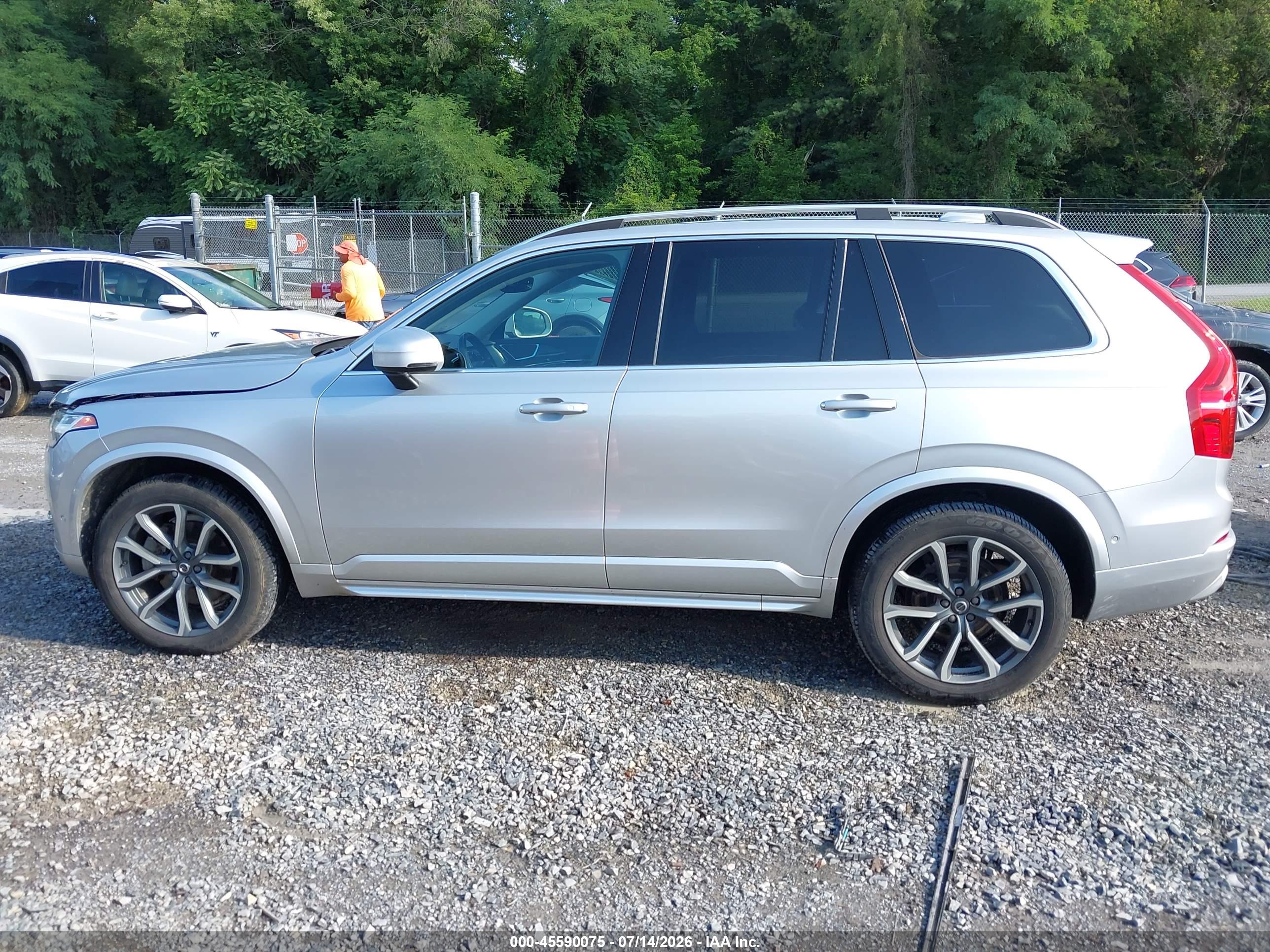 2018 VOLVO XC90 Momentum