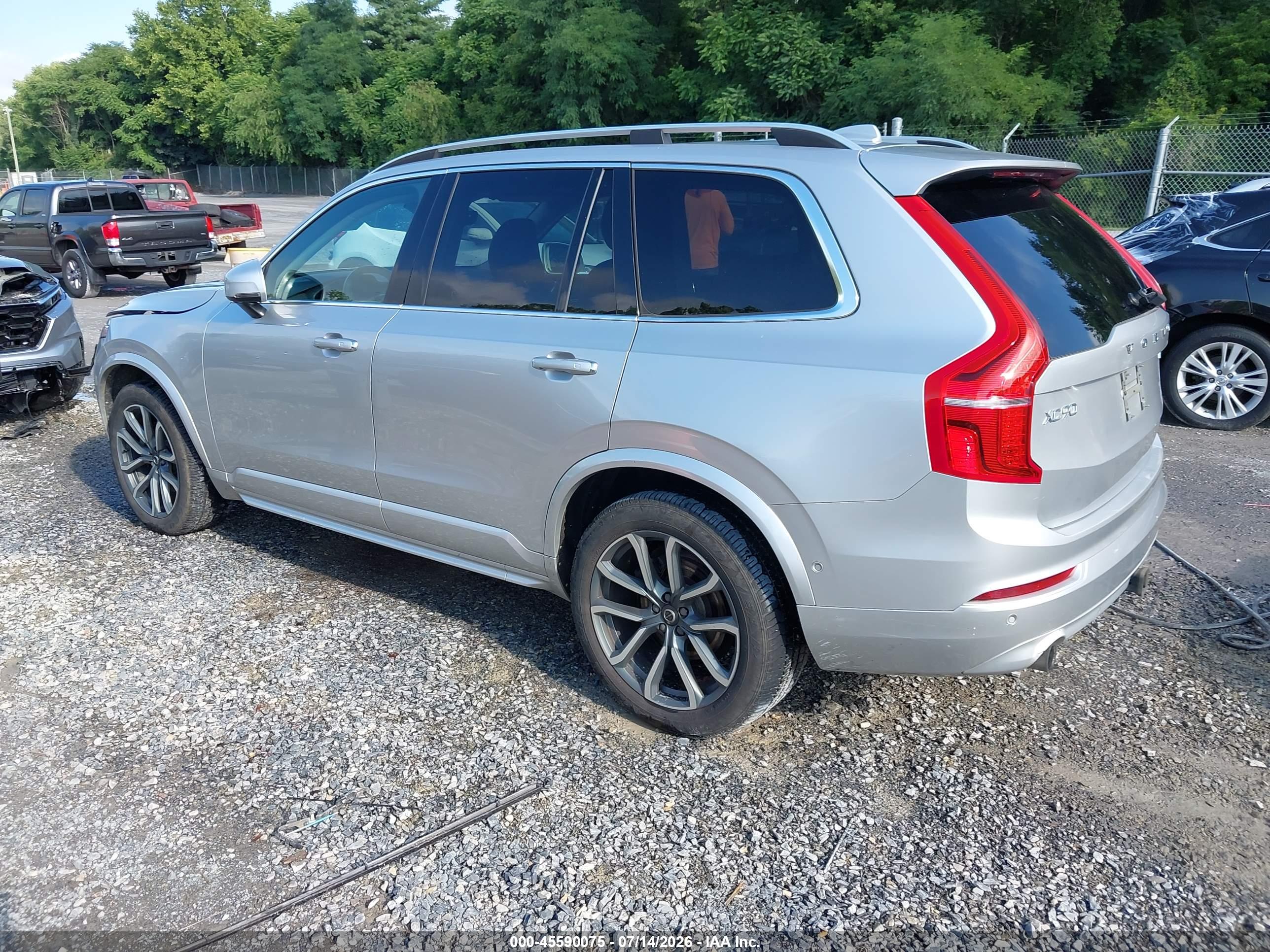 2018 VOLVO XC90 Momentum
