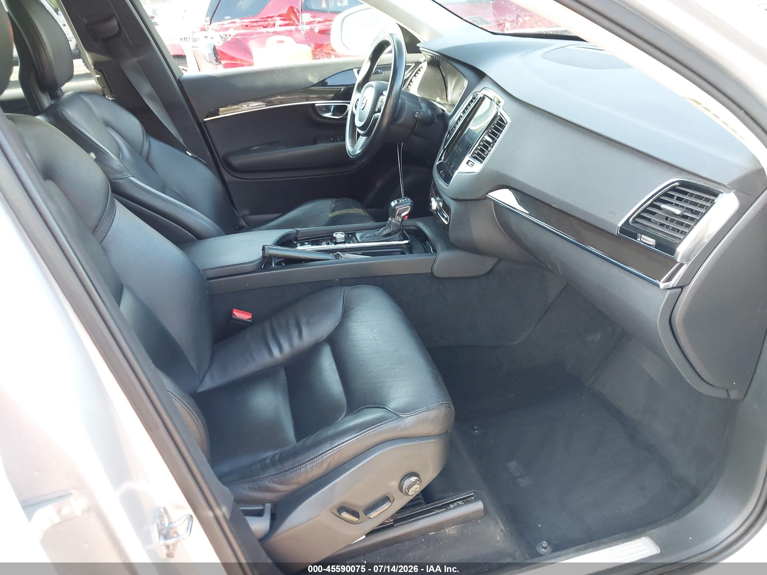 2018 VOLVO XC90 Momentum