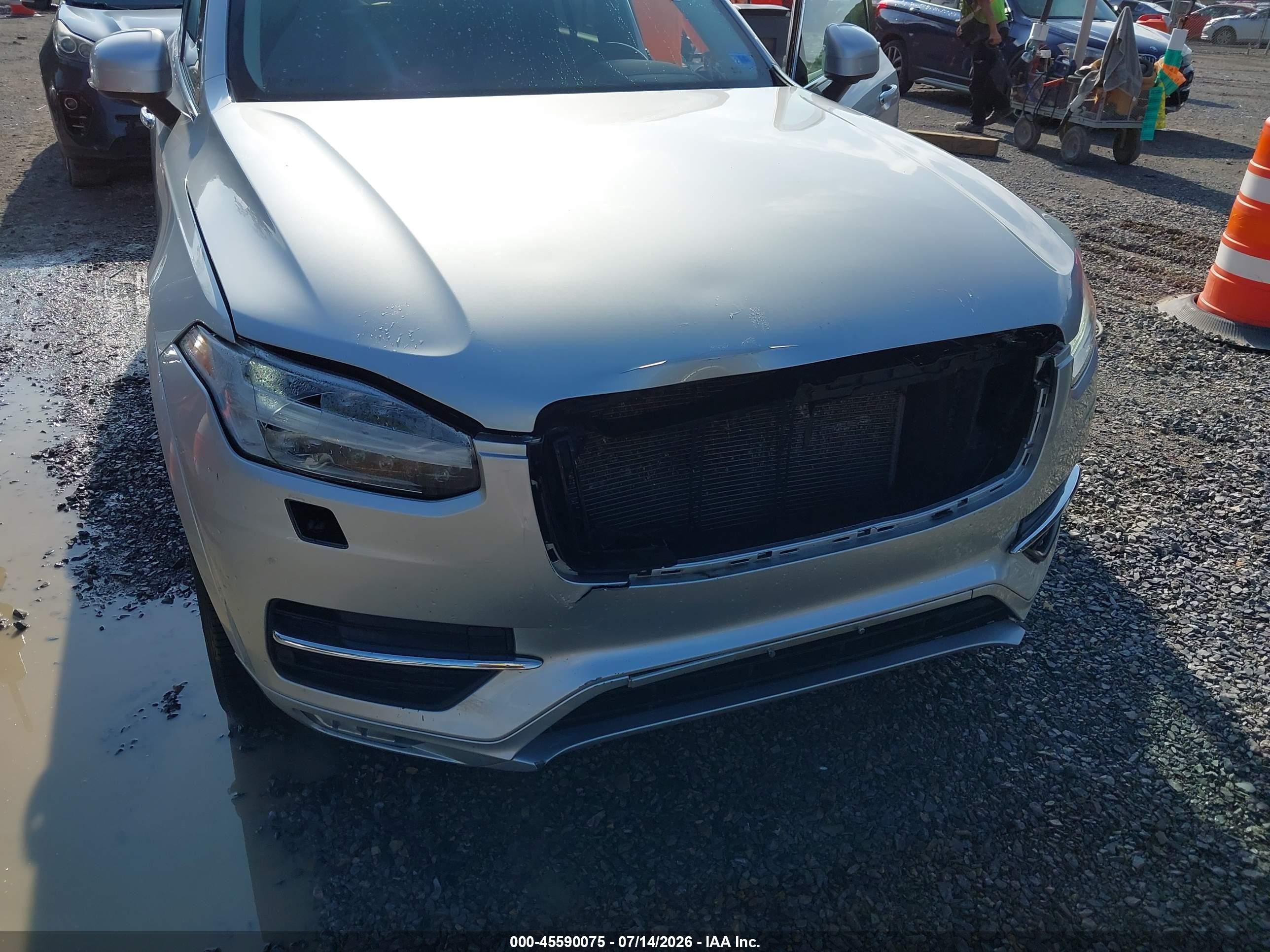 2018 VOLVO XC90 Momentum