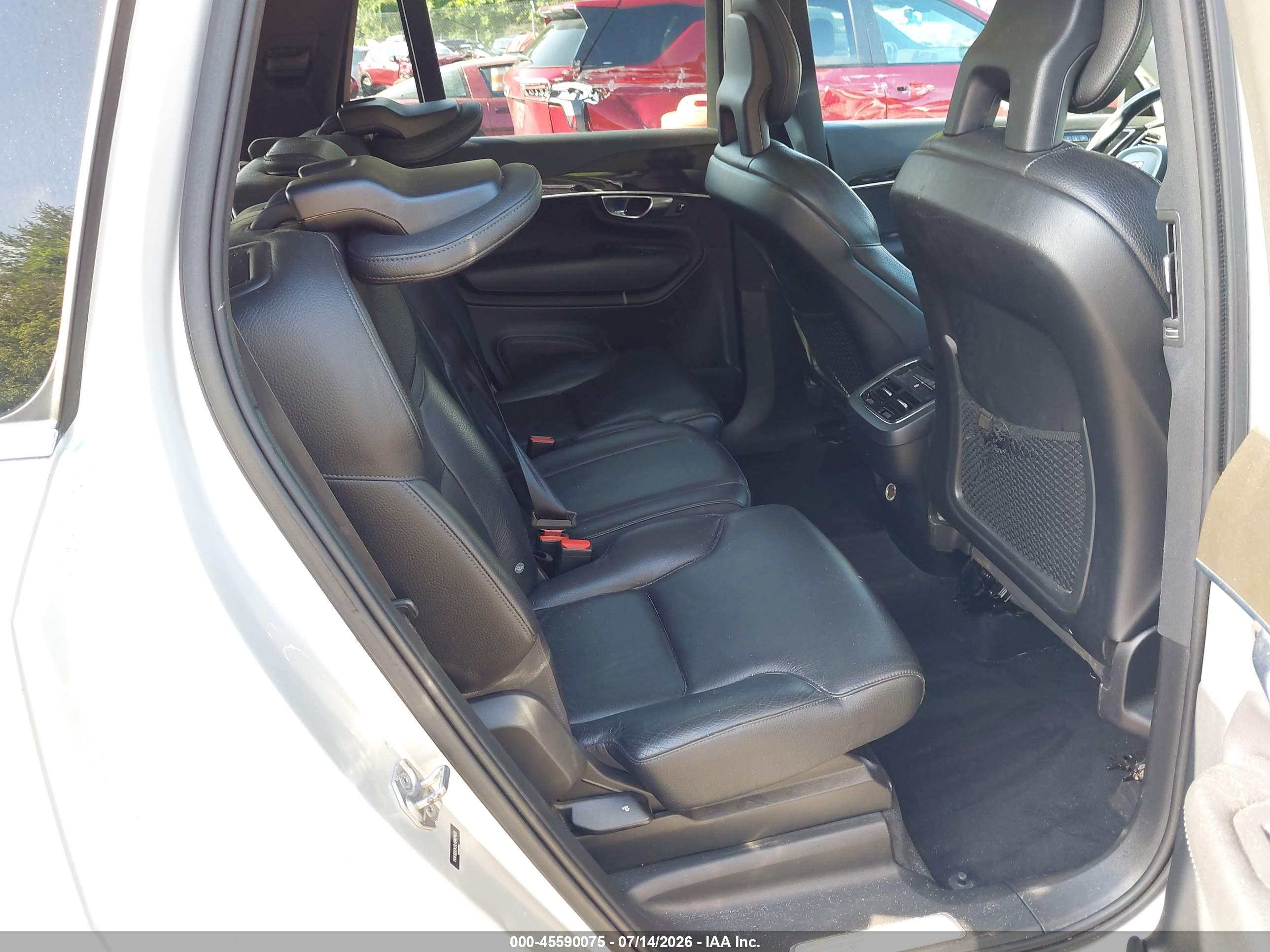 2018 VOLVO XC90 Momentum