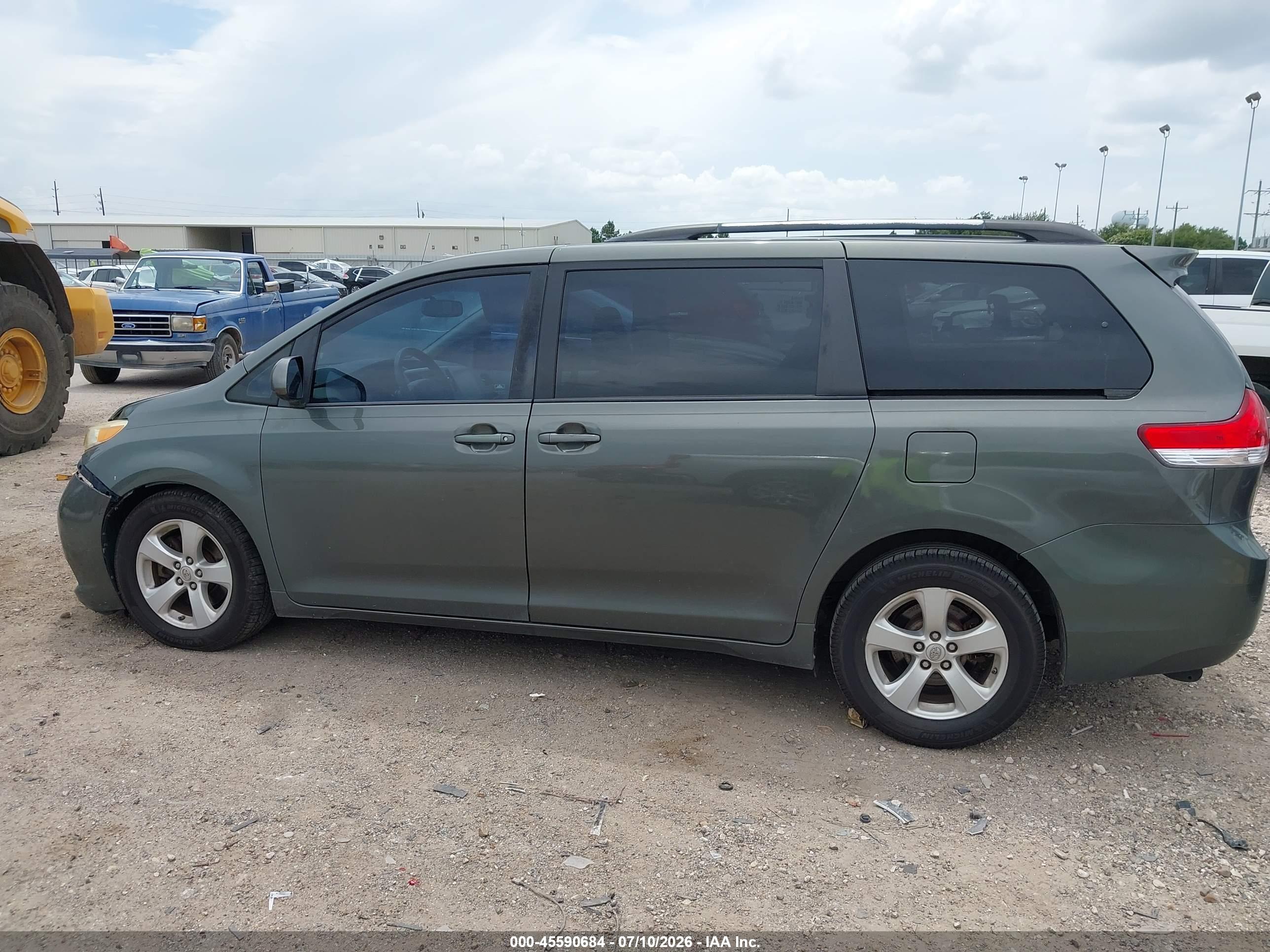2013 TOYOTA SIENNA LE V6 8 PASSENGER