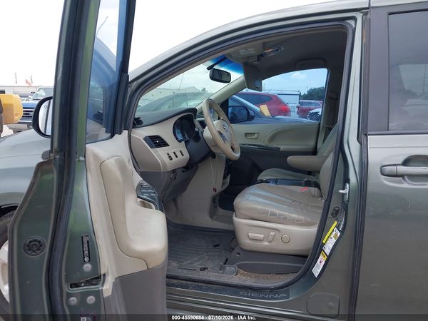 2013 TOYOTA SIENNA LE V6 8 PASSENGER