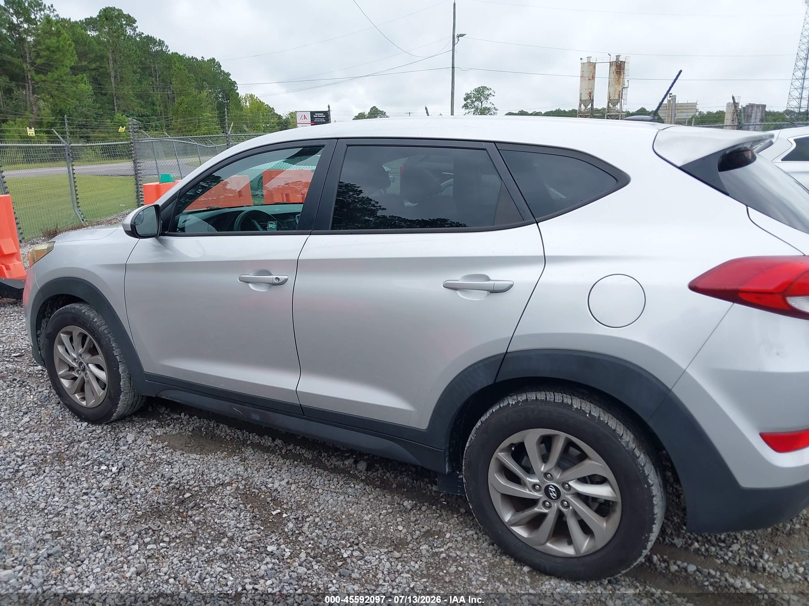 2016 HYUNDAI TUCSON SE
