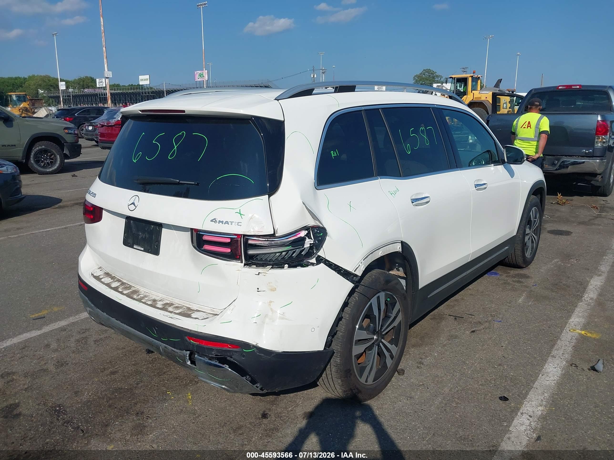 2025 MERCEDES-BENZ GLB 250 4MATIC