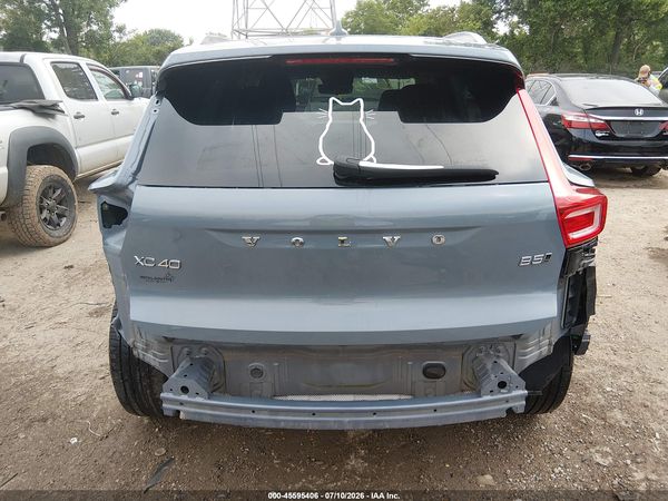 2023 VOLVO XC40 B5 CORE