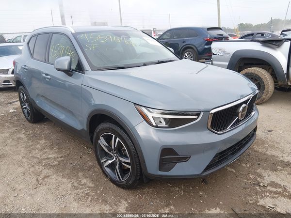 2023 VOLVO XC40 B5 CORE