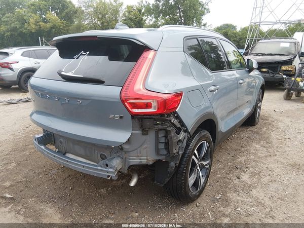 2023 VOLVO XC40 B5 CORE
