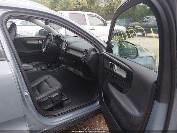 2023 VOLVO XC40 B5 CORE