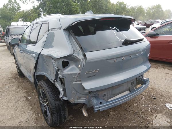 2023 VOLVO XC40 B5 CORE