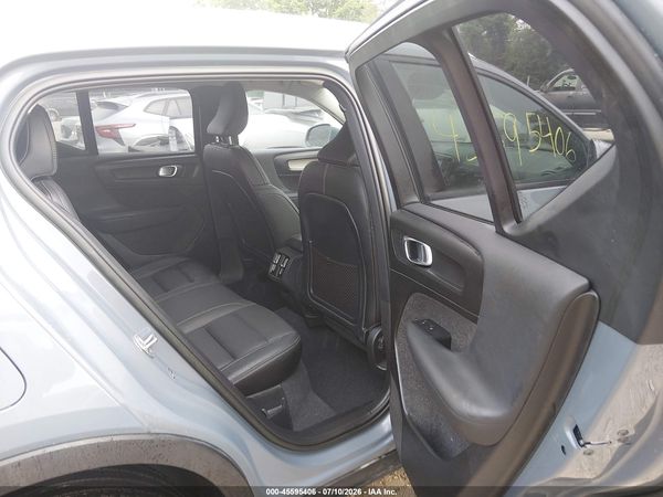 2023 VOLVO XC40 B5 CORE
