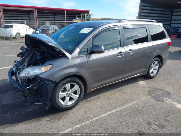 2015 TOYOTA SIENNA — I2