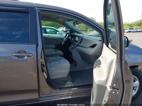 2015 TOYOTA SIENNA — I5
