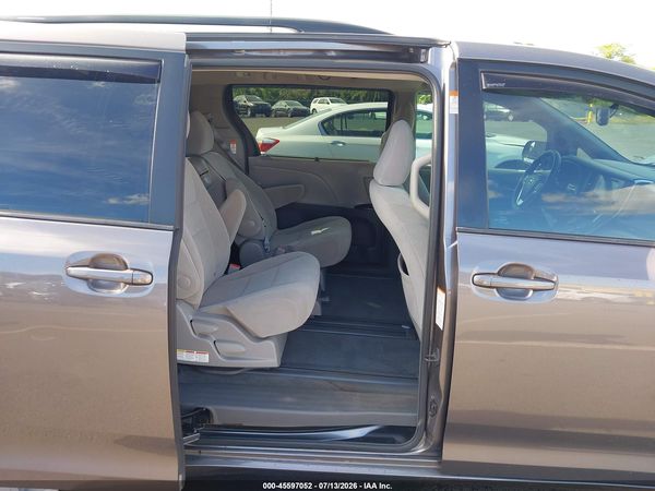 2015 TOYOTA SIENNA — I8