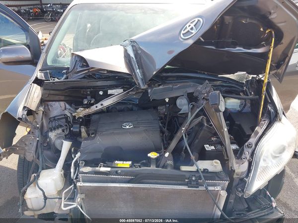 2015 TOYOTA SIENNA — I10