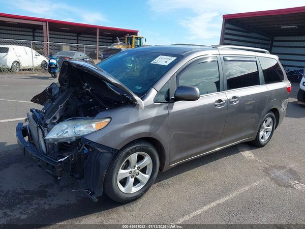 2015 TOYOTA SIENNA — I152