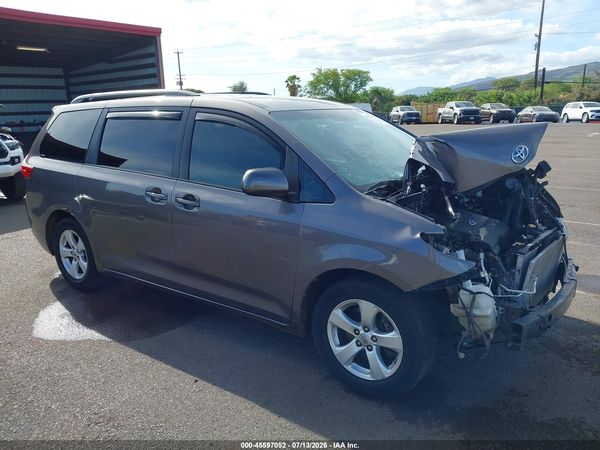 2015 TOYOTA SIENNA — I153