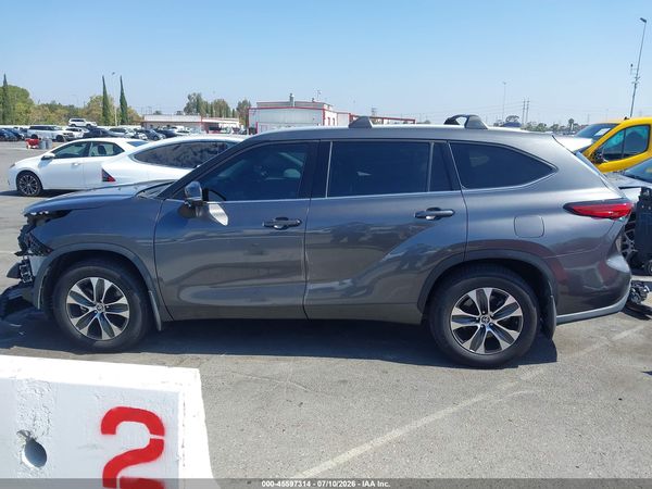 2022 TOYOTA HIGHLANDER XLE