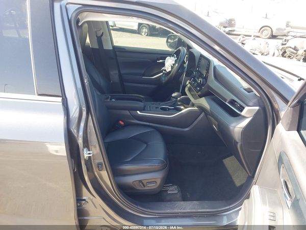 2022 TOYOTA HIGHLANDER XLE