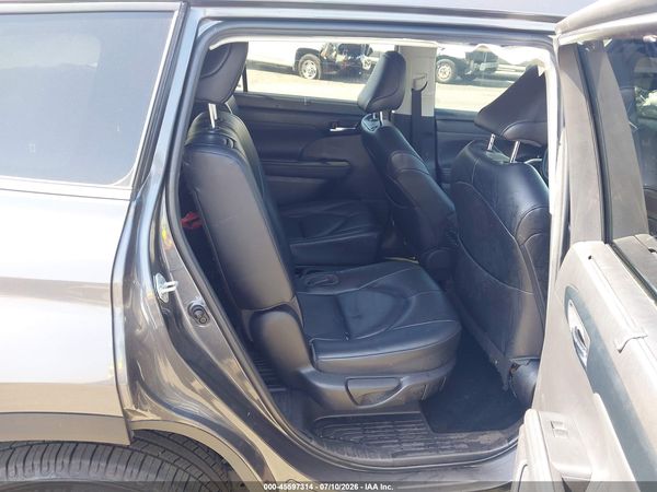 2022 TOYOTA HIGHLANDER XLE