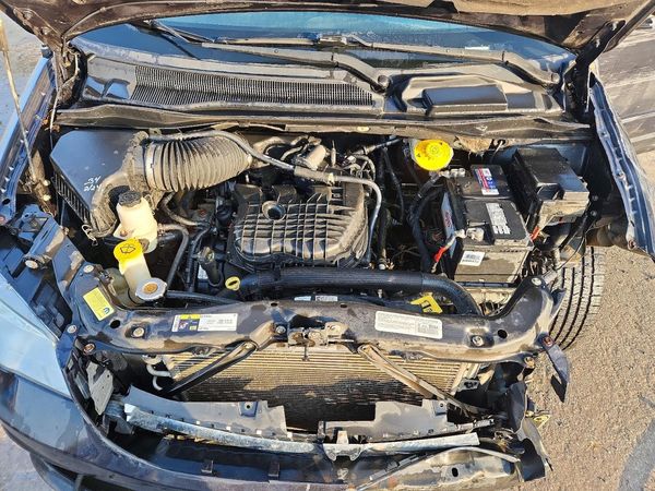 2014 DODGE CARAVAN SXT — Engine bay