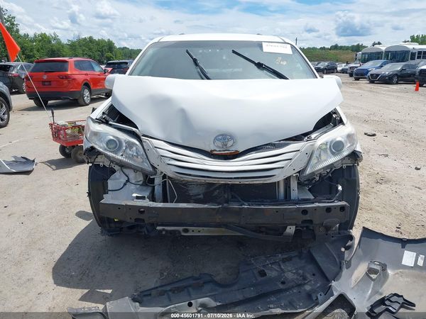 2015 TOYOTA SIENNA LE 8 PASSENGER