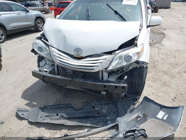 2015 TOYOTA SIENNA LE 8 PASSENGER
