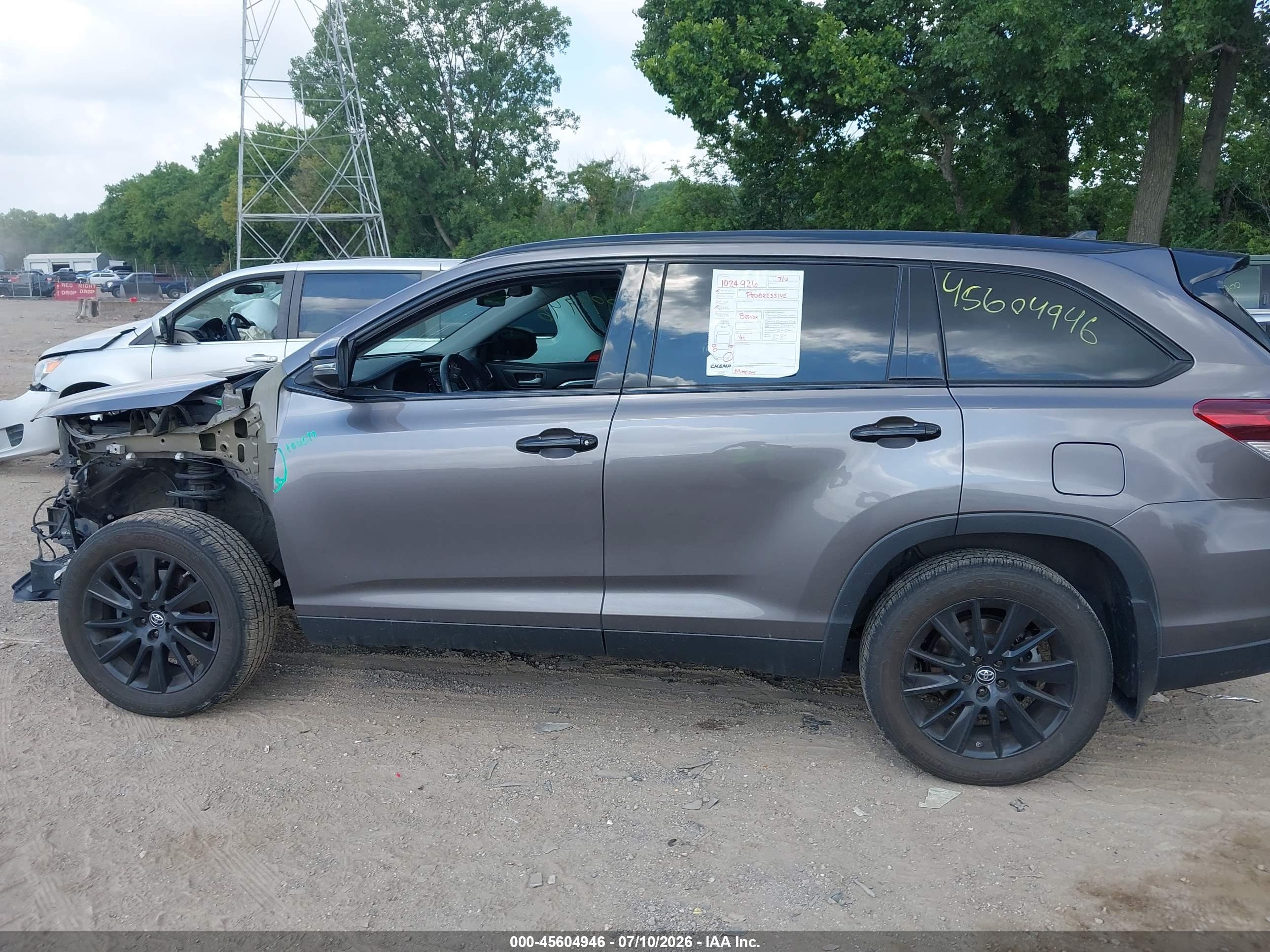 2019 TOYOTA HIGHLANDER SE