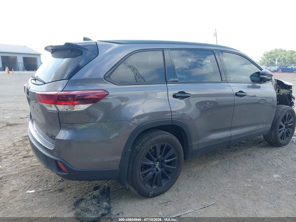2019 TOYOTA HIGHLANDER SE