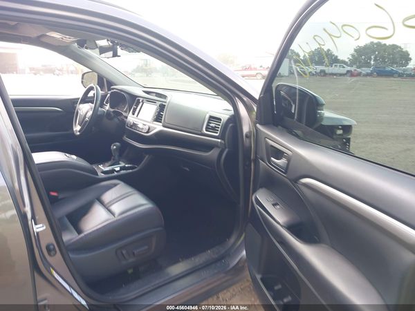 2019 TOYOTA HIGHLANDER SE