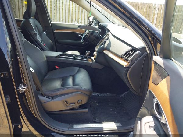 2022 VOLVO XC90 T6 MOMENTUM 7 PASSENGER