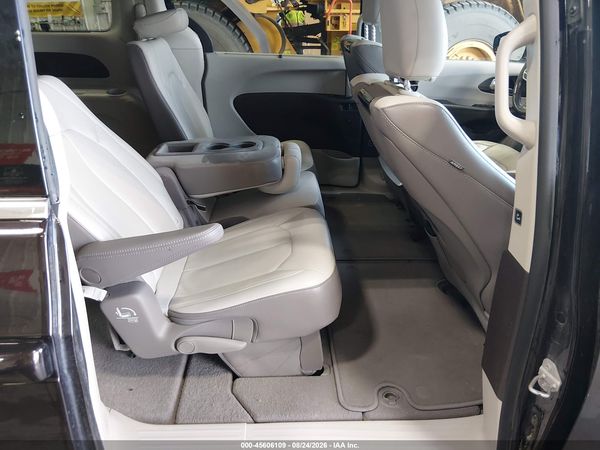 2017 CHRYSLER PACIFICA TOURING-L PLUS — I8