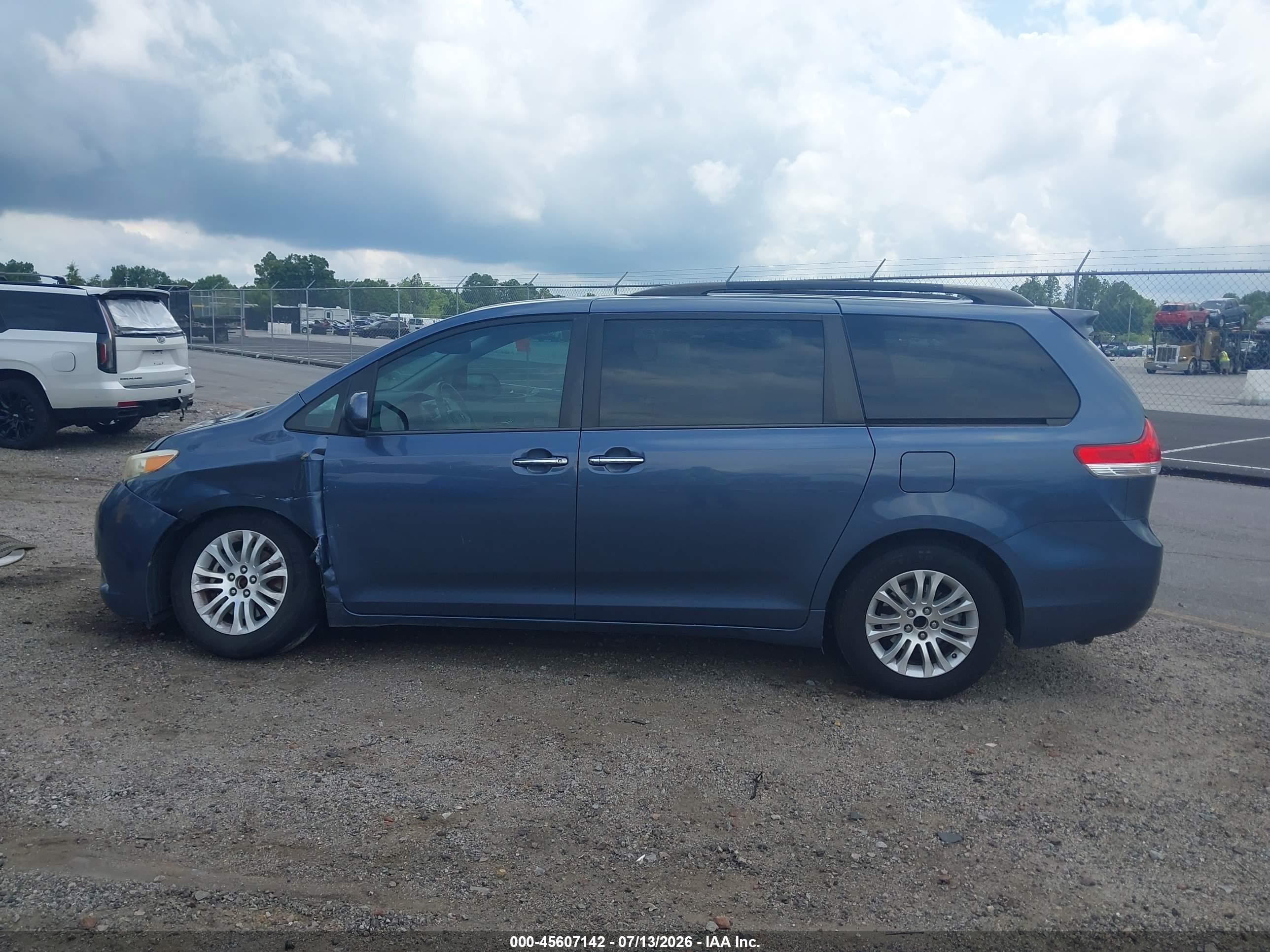2013 TOYOTA SIENNA XLE V6 8 PASSENGER