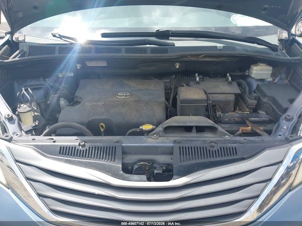 2013 TOYOTA SIENNA XLE V6 8 PASSENGER