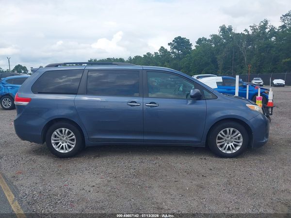 2013 TOYOTA SIENNA XLE V6 8 PASSENGER