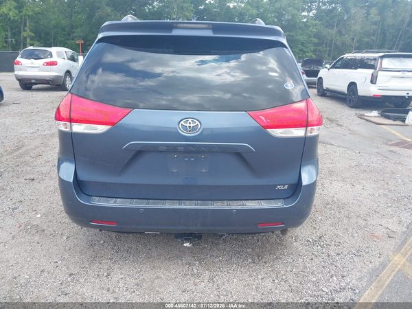 2013 TOYOTA SIENNA XLE V6 8 PASSENGER